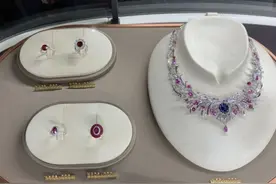 周大福10万元的“戴妃戒”5万多带回家；青浦爱马仕0配货，还打折；家乐福1斤重的波士顿龙虾只要79元图片