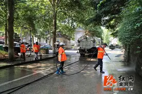 金洞：环卫工人清洗路面 营造良好人居环境图片