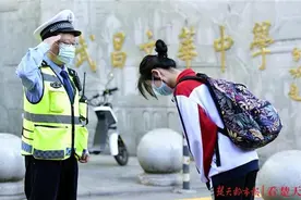 中学生校门口鞠躬致谢，民警敬礼回敬，网友：画面好温暖图片