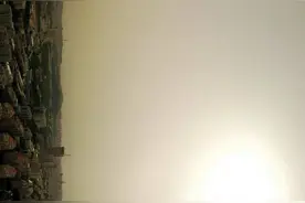 无人机航拍，扬沙天气下的济南全景图图片