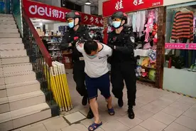 “摩的”司机参与 4个团伙每天盗50余部手机 郑州警方将其捣毁缴获手机1000多部图片