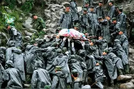 汶川地震12年丨12张图回望那些逆行的军人身影图片