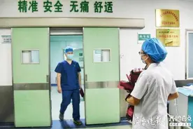 夫妻俩一栋楼上办公却很少见面，护士节这天，妻子送来鲜花和拥抱图片