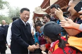 一见·当游客偶遇总书记图片
