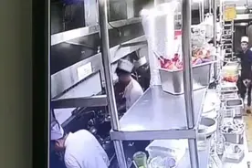 西安“厨师吐口水”饭店殃及同行，隔壁火锅店店员称生意变差图片