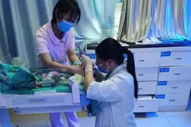 怀孕女医生跪地抢救新生儿照片被刷屏图片