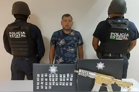 墨西哥警方抓获一贩毒集团头目，缴获一把镀金AR-15冲锋枪图片