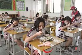 学校午餐午托安全吗？记者现场探访：餐食全程热链配送 午托专人管理图片