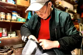 修只包只收10元！一位坚守老街40多年的修理匠图片