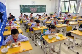 中午放学，不用回家吃饭啦！郑州航空港区中小学配餐实现全覆盖图片