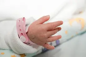 判决书中的错换人生：出生仅5分钟被抱错，有双方家庭获赔50万图片
