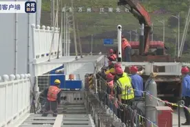 重庆万州长江二桥护栏加固后恢复通行 可承受49吨货车60公里时速撞击图片