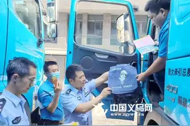 警邮共护航 高速平安行 高速直通车开进快递物流园图片