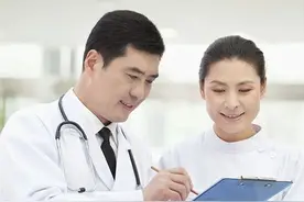 为什么手术室医生不穿"白大褂"，偏要穿"绿大褂"？真不只是为了耐脏图片