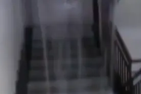 水箱破裂致高校宿舍楼变水帘洞，学生早晨正睡觉发现被子被打湿图片