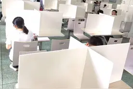 进入食堂打餐须走规定路线，一人一隔间，开学第一餐吃出“赶考”的感觉图片