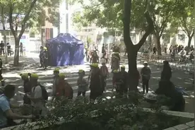 中午放学时，郑州一小学门前的高压线起火了图片