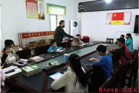村里停电借来发电机 驻村干部唐龙为山里娃上网课图片