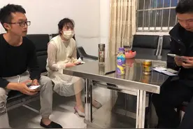 深夜的山路边女子在招手，然后上了一辆陌生大货车……图片