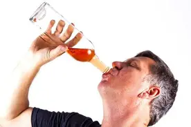 有人喝一点点酒脸变红，有人却越喝脸越白，哪一种对健康危害大？图片