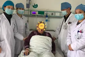 长沙一八旬老太爱久坐看书，没想到这个举动差点要了自己的命图片