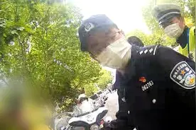 外卖员闯红灯躲交警刮花轿车，车主让赔1元劝其莫违规视频封面