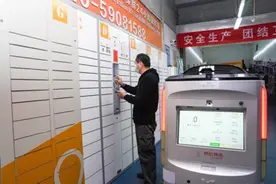 自提柜超时收费惹争议，背后是快递送货不上门成常态？图片