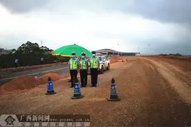 交警部门助力玉林福绵机场首次试飞图片