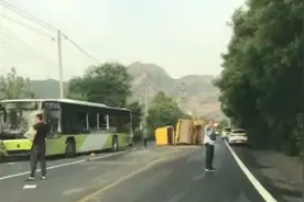 突发！北京门头沟一压路机翻倒砸中公交车图片