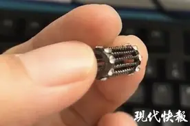 2岁姐姐陪5个月大弟弟玩，喂了个带刺的鞋扣图片
