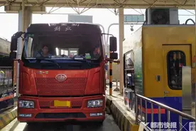 “过来点，手再伸过来一点！”高速收费站缴费时的窘况你遇到过吗？有破解办法了图片
