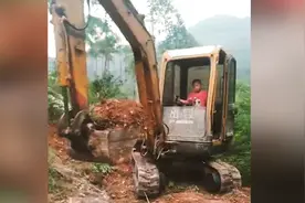 太危险！7岁男童开挖掘机 当地相关部门已介入视频封面