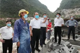 鹿心社深入都安大化两县调研时强调攻坚克难 决战决胜 高质量打赢脱贫攻坚战图片