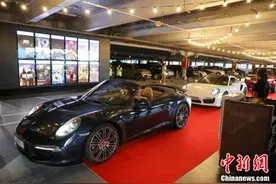 疫情下的迪拜汽车电影院 豪车配红毯仿佛逛车展图片
