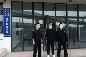 女子乘地铁发现裤上有不明液体，男子称看“小视频”产生冲动视频封面