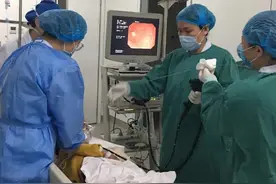 险！3岁儿童吞硬币滞留体内十天，医生这样做给治好了……图片