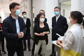 谢坚钢调研民办兰生复旦中学复学工作图片