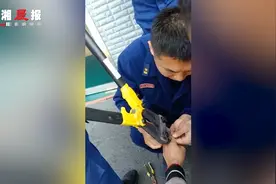 男子戒指卡手，手指颜色都变了，消防用两根牙签“帮忙”取下图片
