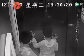 动图惊魂！两男童电梯里闯祸，一人仅靠头部支撑…图片