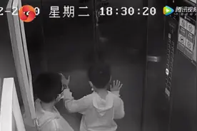 动图惊魂！两男童电梯里闯祸，一人仅靠头部支撑…图片