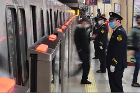 北京公交地铁“一码通乘”第一天！记者现场体验：刷码过闸机只需3秒图片