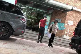 “体操皇后”刘璇41岁怀二胎 丈夫陪伴挺巨肚现身图片