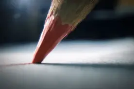 非要把铅笔削成我买不起的样子？老哥在笔尖上雕埃菲尔铁塔图片