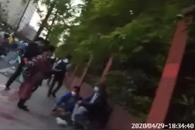 儿子送给你，要吗？45岁的男子在杭州大街上送10岁孩子？图片