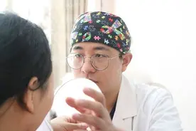 她们竟是同龄？站在一起的年代落差感如此之大图片
