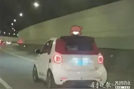 两名儿童将头伸出轿车天窗，被网友拍视频举报图片