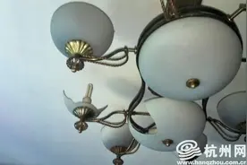 天花板突然发出巨响 杭州大伯家里的吊灯被震碎！上楼一问 有个姑娘摔了一跤……图片