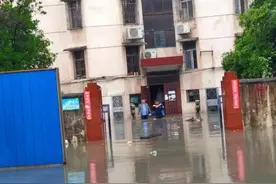 民警叔叔的背温暖了这个雨天！蹚着积水，他们冒雨背着5名学生上学图片