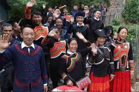 “报告总书记，我们搬家了！”昭觉“悬崖村”84户贫困户搬进县城图片
