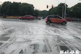 别样的美！景观树下起浪漫“泡沫雨”，锡城马路洗上“泡泡浴” 图片